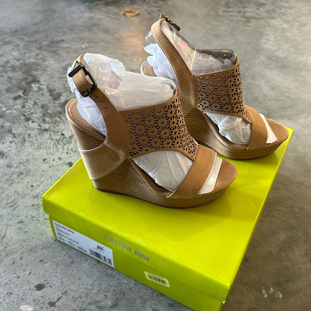 Gianni Bini Nude Wedges